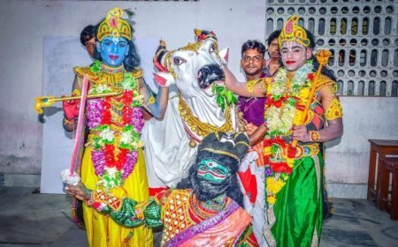 ||ଶ୍ରୀ ମନ୍ଦିରରେ ଧେନୁକାସୁର ଵଧ ||  ଆଜି କାଳୀୟଦଳନ ବେଶ ପରେ ଶ୍ରୀଜୀଉଙ୍କୁ ଏକ ଆଜ୍ଞାମାଳ ଲାଗି ହୋଇଥାଏ। ସନ୍ଧ୍ୟଧୂପ ଶେଷ ହେବା ପରେ ଦକ୍ଷିଣୀ ଘରୁ ମଦନମୋହନଙ୍କୁ ରତ୍ନସିଂହାସନ ଠାରେ ବିଜେ କରାଯାଏ। ସେଠାରେ ଆଜ୍ଞାମାଳ ପ୍ରାପ୍ତ ହୋଇ ଜଗମୋହନ ରେ ବନ୍ଧାଯାଇଥିବା ଦୋଳି ଉପରର ବିଜେ କରନ୍ତି ।(୧)