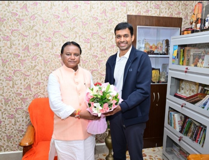 ପୂର୍ବତନ ଆନ୍ତର୍ଜାତିକ ବ୍ୟାଡମିଣ୍ଟନ ଖେଳାଳୀ ତଥା କୋଚ୍ ଶ୍ରୀ ପୁଲେଲା ଗୋପିଚାନ୍ଦ ଆଜି ମୁଖ୍ୟମନ୍ତ୍ରୀ ଶ୍ରୀ ମୋହନ ଚରଣ ମାଝୀଙ୍କୁ ତାଙ୍କ ବାସଭବନରେ ସୌଜନ୍ୟମୂଳକ ସାକ୍ଷାତ କରିଛନ୍ତି।