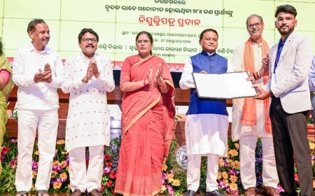 ମାନନୀୟ ମୁଖ୍ୟମନ୍ତ୍ରୀ ଶ୍ରୀ @MohanMOdisha ଆଜି ଲୋକସେବା ଭବନ ଠାରେ ଆୟୋଜିତ 'ନିଯୁକ୍ତି ମେଳା'ରେ ଯୋଗଦେଇ ନବ ନିଯୁକ୍ତ ୨୮୪ ଜଣ ପ୍ରାର୍ଥୀଙ୍କୁ ନିଯୁକ୍ତି ପତ୍ର