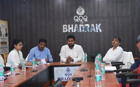 ଭଦ୍ରକ ଜିଲ୍ଲାପାଳଙ୍କ କାର୍ଯ୍ୟାଳୟରେ ବାତ୍ୟାଜନିତ କ୍ଷୟକ୍ଷତି ଏବଂ ପ୍ରଭାବିତ ଅଞ୍ଚଳଗୁଡ଼ିକର ସ୍ଥିତି ଉପରେ ପ୍ରଶାସନିକ