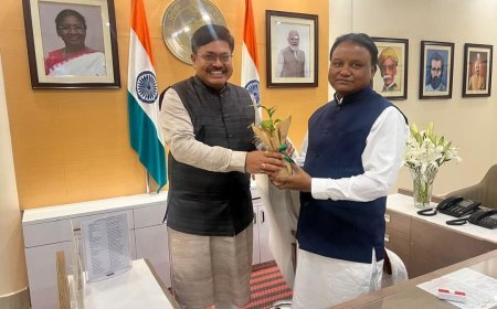 ଆଜି ଲୋକସେବା ଭବନ ସ୍ଥିତ ମୁଖ୍ୟମନ୍ତ୍ରୀଙ୍କ କାର୍ଯ୍ୟାଳୟ ରେ ମାନନୀୟ ମୁଖ୍ୟମନ୍ତ୍ରୀ ଶ୍ରୀ Mohan Charan Majhi  ଙ୍କୁ ମାନନୀୟ ଆଇନ, ପୂର୍ତ୍ତ‌ ଓ ଅବକାରୀ ମନ୍ତ୍ରୀ ଶ୍ରୀ Prithiviraj